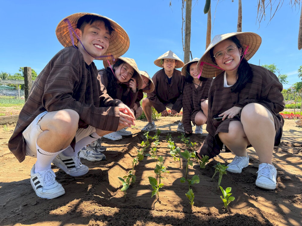 When visiting Tra Que Vegetable Village, it’s best to wear dark-colored clothing